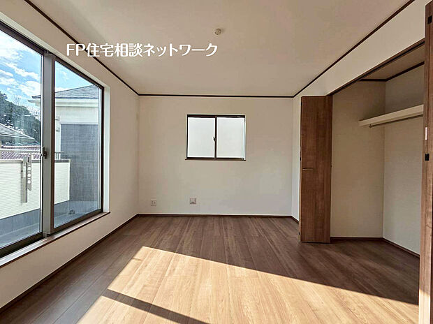 【バルコニーに面した広々主寝室】居室空間をすっきり保てる大型収納付きの主寝室。7帖の広さがあり、バルコニーにもそのまま出られるので、明るく開放的な空間になりますね。