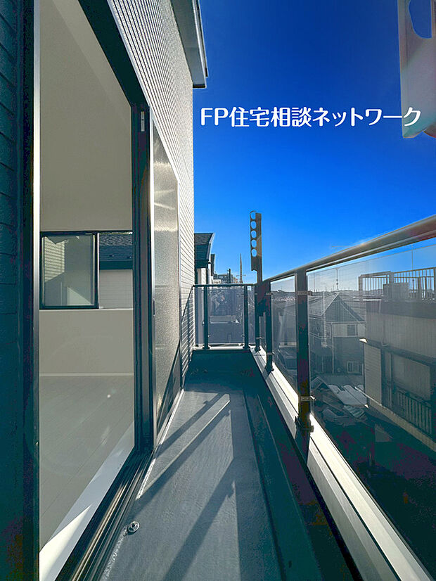 【ペアガラス】2枚のガラスの間に空気層が設けられたガラスです。断熱効果が高く、冷暖房の使用量を減らすことができます。結露が発生しにくいためサッシ周りのカビの予防にもなります。