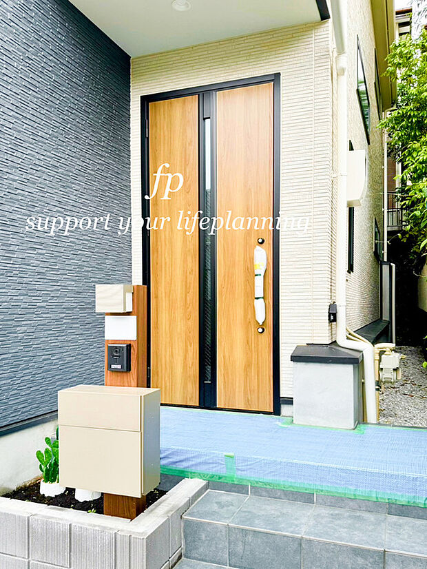 【重厚感のある玄関ドア】まるで注文建築でセレクトしたかのようなこだわりの玄関ドア。重厚感のある色味とシンプルな装飾、美しい植栽たちが、自宅へ遊びにいらした親御様やご友人に良い印象を与えます。