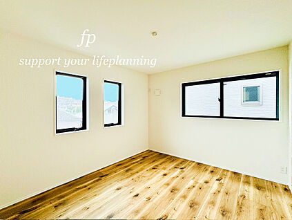 2面採光の明るい洋室