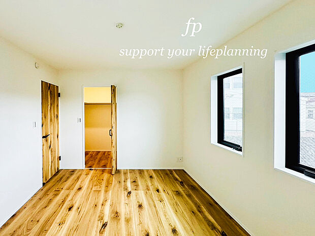 【全室収納付きですっきり快適】全居室には大型の収納クローゼットを完備。普段使いのお洋服や小物はもちろん、季節物のお洋服などもしっかりと整理整頓出来る。居室空間を隅々まで使えるのが嬉しい。