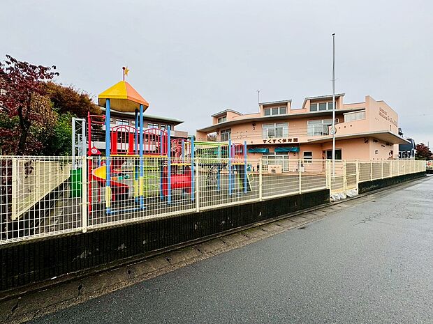 すくすく保育園(約1,100m)