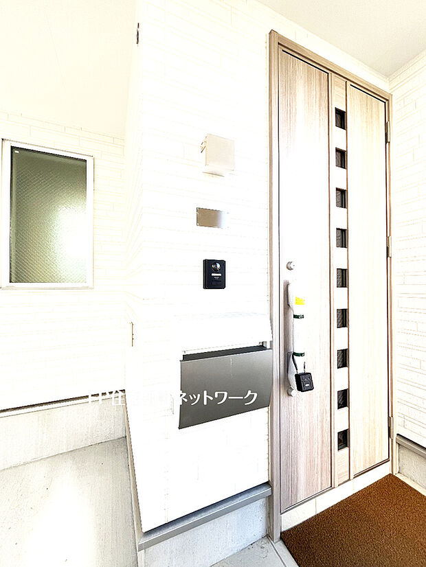 【家族を暖かく迎える玄関】玄関は家の中に入る時一番最初に目に付く場所だからこだわりたいですよね!明るい雰囲気の色目でお部屋の雰囲気をそのまま表しているようです。