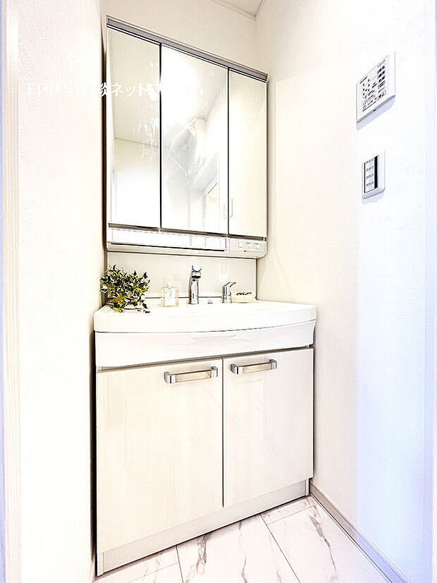 【シャワー付き洗面化粧台】蛇口を引き出せばノズルが伸びるので、洗顔、洗髪、掃除がしやすい。これで朝の身支度も快適スムーズに時間短縮できますね。朝から気分良く通勤通学に向かえそうです。