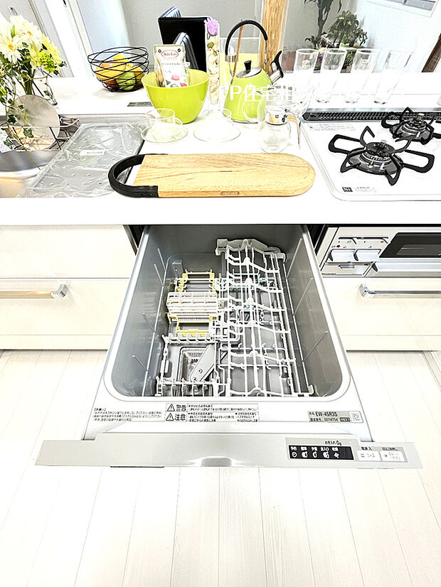 【食器洗浄乾燥機】手間をかけずに食後の後片付けができる食器洗浄乾燥機。食器の出し入れがスムーズなスライドタイプ。高温で洗うのでしつこい油よごれもすっきり落ち、除菌もできます。また手洗よりも節水でき、節約にもなります。