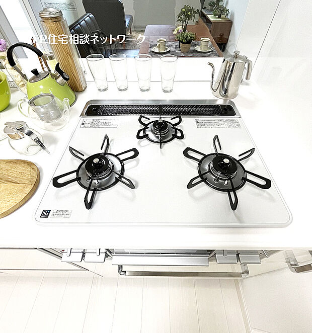 【三口ガスコンロ】慣れている方も多く、火力が目に見えるため、使いやすいという方も多い、3口のガスコンロ仕様です。新生活に伴い、鍋を買い換える必要がない世帯も多く、使い慣れた道具をそのまま使えます。