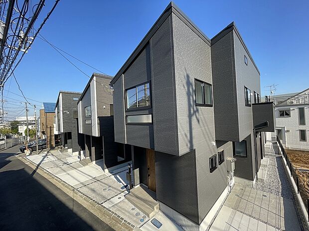 【車通りの少ない道路】小さなお子様がいても安心です。お車の出し入れが苦手な方も駐車しやすそうです。しっかり舗装もされているので、ベビーカーや自転車でも快適に通行できます。