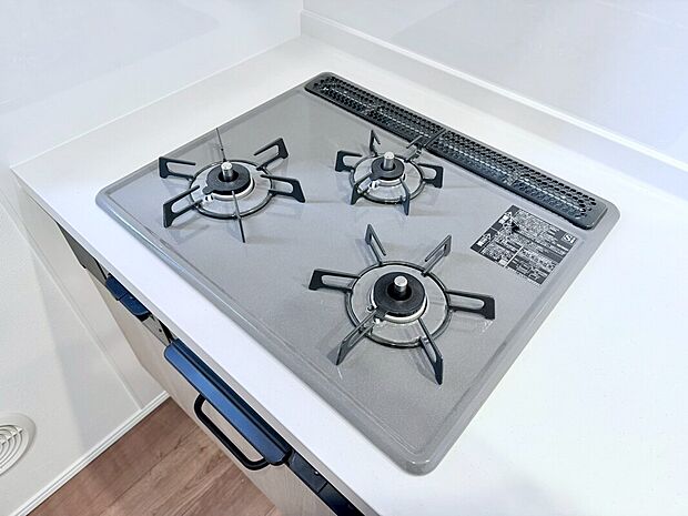 【三口ガスコンロ】慣れている方も多く、火力が目に見えるため、使いやすいという方も多い、3口のガスコンロ仕様です。新生活に伴い、鍋を買い換える必要がない世帯も多く、使い慣れた道具をそのまま使えます。