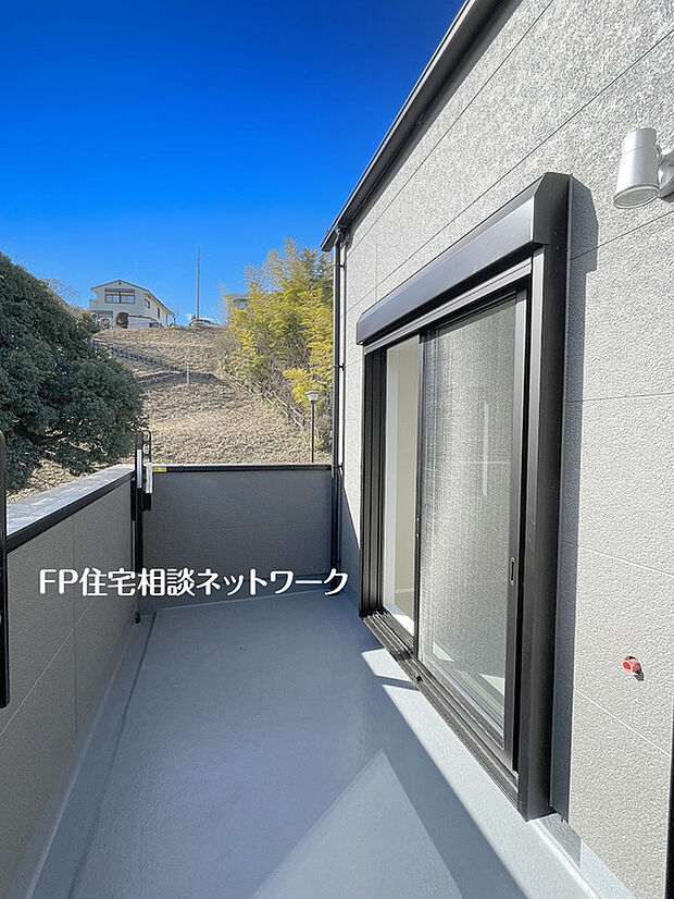 【景色を広く見渡せるワイドバルコニー】ワイドバルコニーからは景色を広く見渡せて解放的。空を広く感じながら、思わず深呼吸したくなります。