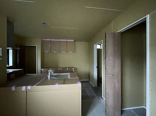 【パントリー付キッチン　収納充実】対面式のカウンターキッチンですので、出来上がったお料理をカウンターに並べてお子様が運ぶなど、お手伝いの機会も増えそうですね！ご家族と会話をしながらお料理を楽しめ一体感を感じられるキッチン仕様。