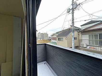 解放感のある道路に面したバルコニー