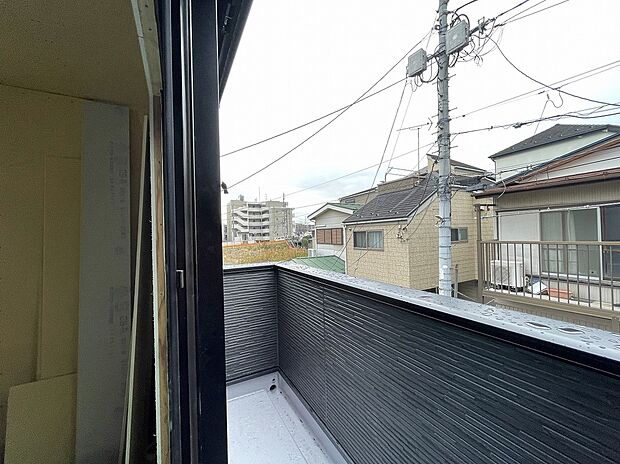 【解放感のある道路に面したバルコニー】バルコニーに繋がる窓からは柔らかい光と爽やかな風が入り、カーテンを開ければお部屋が広く感じられます。