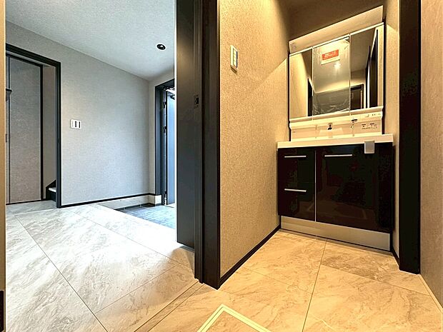 【シャワー付き洗面化粧台】蛇口を引き出せばノズルが伸びるので、洗顔、洗髪、掃除がしやすい。これで朝の身支度も快適スムーズに時間短縮できますね。朝から気分良く通勤通学に向かえそうです。