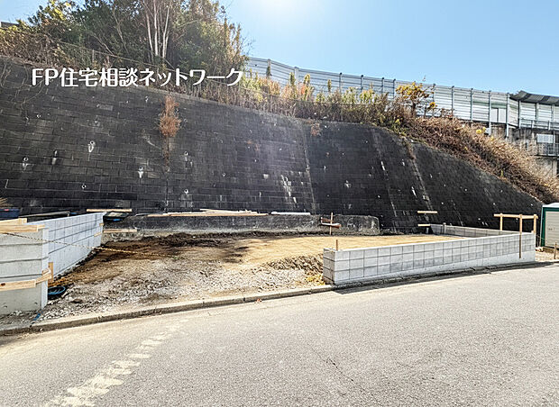 【車通りの少ない前面道路】前面道路は車通りの少ない道路。お車の出し入れが苦手なママや小さなお子様にも安心ですね。しっかり舗装もされているので、ベビーカーや自転車で通っても快適に通行できます。