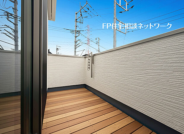 【南向きのバルコニー】本画像はAIがCGでウッドデッキを作成しており、実際の現地にウッドデッキは設置されておらず、販売価格にウッドデッキは含まれておりません。/南からの明るい光が差しこむ陽だまりの空間です。(1号棟)