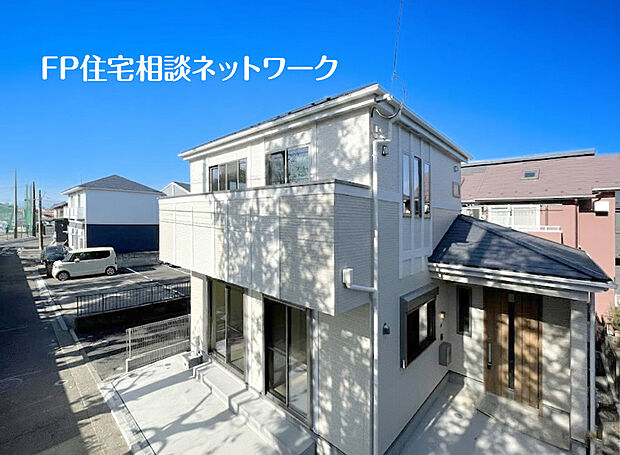 【車通りの少ない道路】前面道路は車通りの少ない道路。小さなお子様がいても安心です。お車の出し入れが苦手な方も駐車しやすそうです。カースペースは車1台駐車可能です。