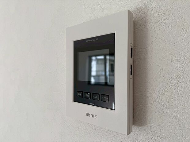 【モニター付きインターホン】モニター付インターホンが標準仕様です。戸建暮らしだと、集合住宅に比べ、より不安になりがちな防犯面、目で確認できるからあんしんです。