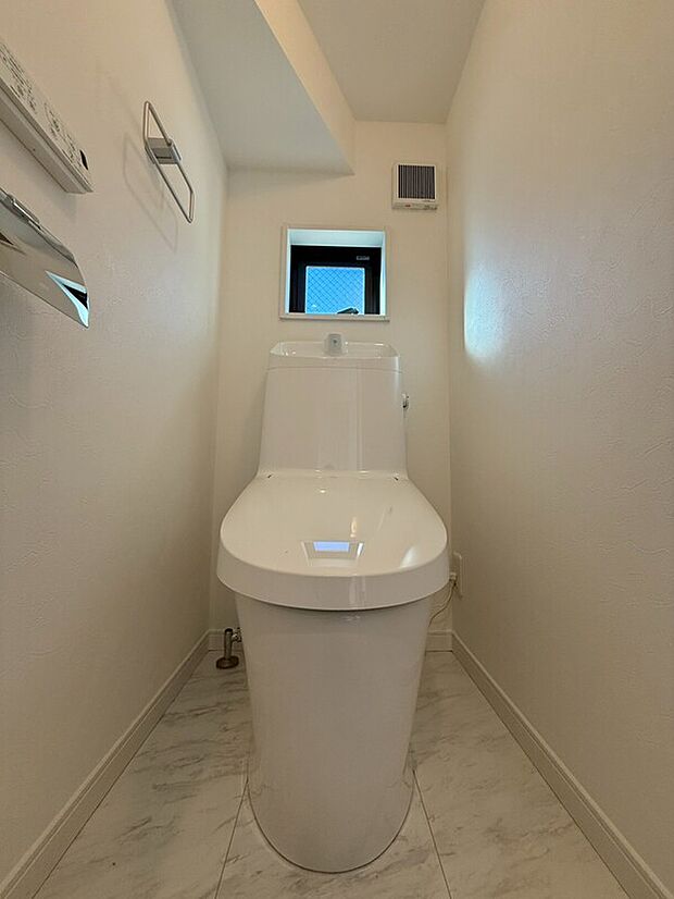 【24時間換気システム】空気が家の中にこもってしまうとシックハウス症候群になってしまう危険性があります。この対策として、家の中の空気が循環するように計画的な換気を行ってくれます。