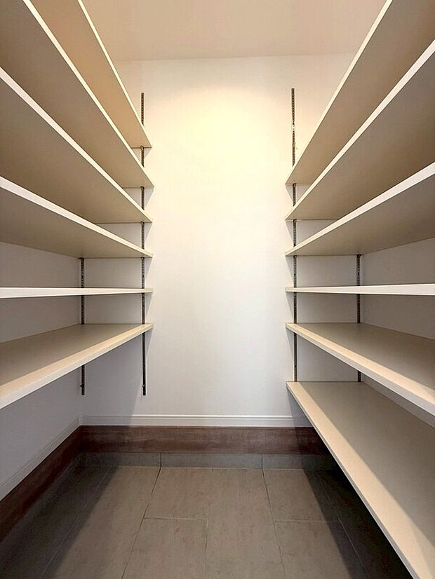 【シューズインクローゼット付き玄関】大容量のシューズインクロークが嬉しい住まい。ご家族全員の靴はもちろん、お子様のおもちゃやベビーカー、ゴルフバック、洗車用品などスッキリまとめて収納できます。