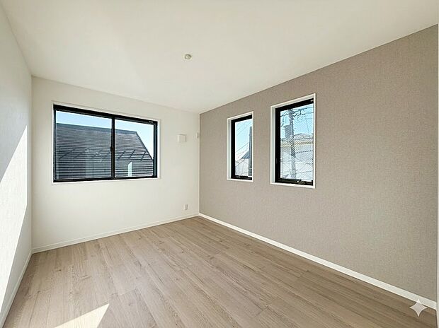 【2面採光で日当たり良好】2面採光でお部屋の隅々まで明るい印象の居室。おひさまの光を、爽やかな風をたっぷりと取り込めます。居室内はいつも明るいので、毎日の生活も自然と明るくなりますね。
