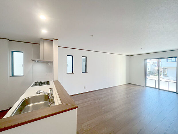 【床暖房付き、掃き出し窓に面した広々LDK】1号棟～足元から体を温めてくれる床暖房付きのリビングです。大切なご家族が集まるからこそＬＤＫはこだわりたいですよね！