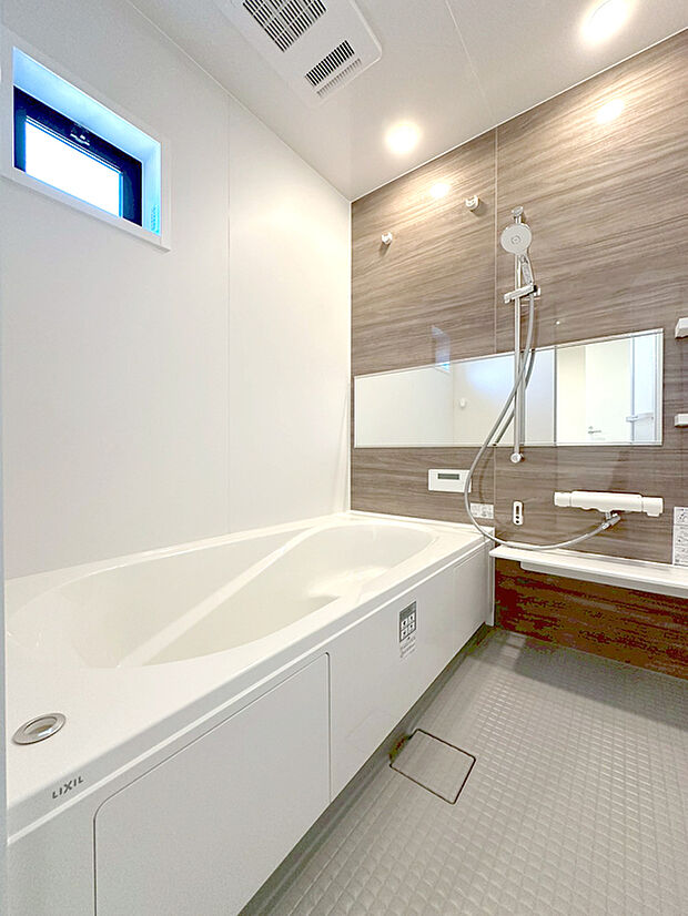【1坪サイズユニットバス】ユニットバスはゆったりとくつろげる1坪タイプ。足までしっかりと伸ばせる浴槽は、心身ともにしっかりと疲れを癒してくれます。これだけ広ければ家族みんなで一緒にバスタイムを楽しめます。