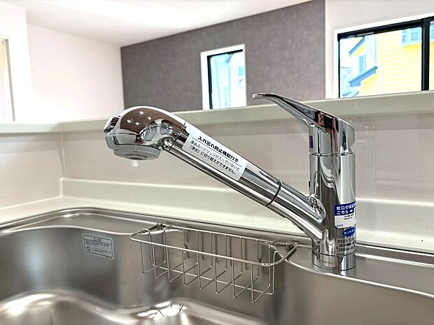 【浄水器内蔵一体型水栓】浄水器を内蔵したキッチン水栓。お米を研いだり、野菜を洗ったりするときなど用途に応じてワンタッチで浄水に切り替えが可能です。カートリッジ式なので、フィルターを簡単に交換する事が出来ます。