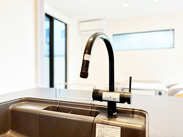 【浄水器】ビルトイン型浄水器を内蔵したキッチン水栓。お米を研いだり、野菜を洗ったりするときなど用途に応じてワンタッチで浄水に切り替えが可能です。カートリッジ式なので、フィルターを簡単に交換する事が出来ます。