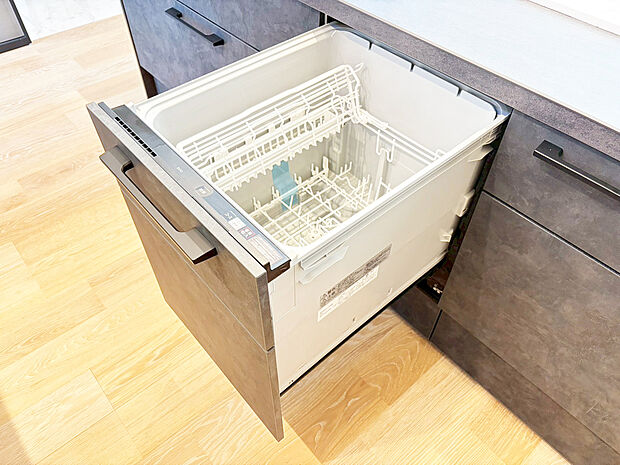 【食器洗浄乾燥機】あったらいいなの代表的な設備である食洗機。ビルトイン型なので、おさまりもよく、使い勝手も良好です。料理をするのは好きだけど、後片付けは苦手な方に重宝します。洗う手間がないので、時間を有効に使えますね。