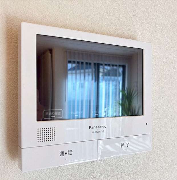 【モニター付きインターホン】TVモニタ付インターホンでセキュリティ面にも配慮。来客を確認できるだけでなく、録画機能で留守中の来訪者の確認ができます!学校から帰ったお子様のお留守番にも安心なセキュリティ設備ですね。