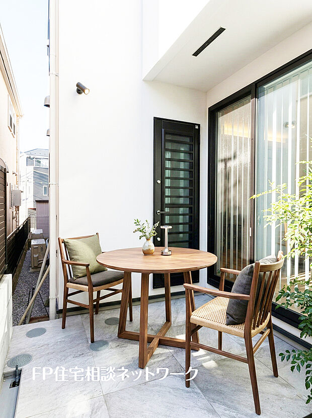 【リビングの左右にあるテラス】道路等からの視線を気にせずにくつろげるプライベート空間です。※本画像はAIがCGで家具を作成しており実際は設置されておりません。また、販売価格に家具等は含まれておりません。