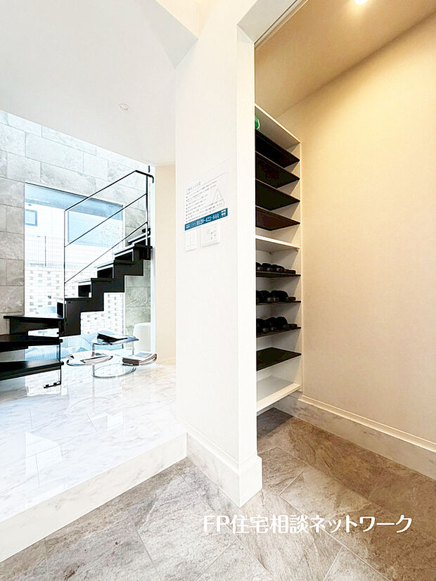 【シューズインクローゼットが嬉しい住まい】ご家族全員の靴はもちろん、お子様のおもちゃやベビーカー、ゴルフバック、カー用品などかさ張る物もスッキリまとめておしまい頂けます。