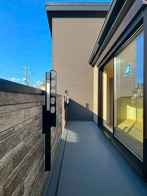 【ペアガラス】遮音性に効果のある複層ガラスを採用！騒音は空気を伝わる音で、ほとんどが窓から漏れているのです。1枚3mm程度のガラスが2枚になり、さらに空気層を挟めば効果あり！