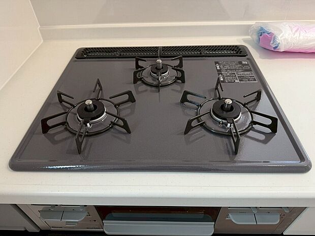 【3口ガスコンロ】慣れている方も多く、火力が目に見えるため、使いやすいという方も多い、3口のガスコンロ仕様です。新生活に伴い、鍋を買い換える必要がない世帯も多く、使い慣れた道具をそのまま使えます。