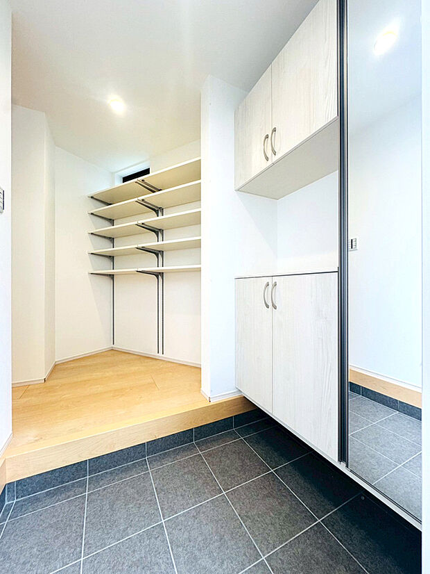 【スッキリ片付く玄関】玄関は家の中に入る時一番最初に目に付く場所だからこだわりたいですよね！明るい雰囲気の色目でお部屋の雰囲気をそのまま表しているようです。