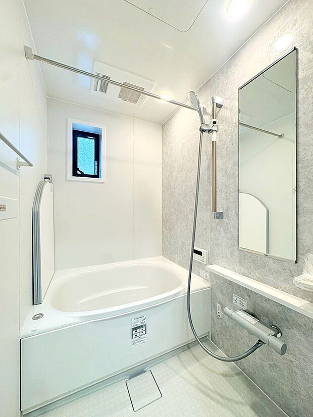 【浴室暖房換気乾燥機】カラッとしない日が続き、外干しで乾きにくい時季などに重宝する、浴室換気乾燥機。花粉シーズンや早く乾かしたい時など、様々な場面で家事の効率もUPします。さらにヒートショック対策にもなる大切な設備です。