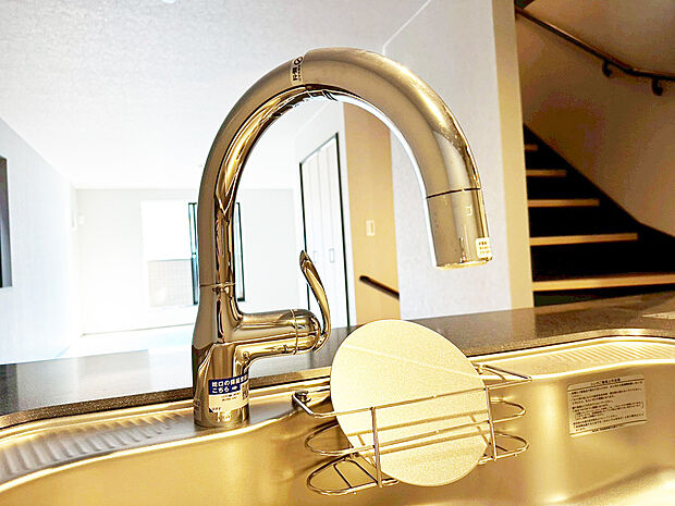 【浄水器内蔵一体型水栓】浄水器を内蔵したキッチン水栓。お米を研いだり、野菜を洗ったりするときなど用途に応じてワンタッチで浄水に切り替えが可能です。カートリッジ式なので、フィルターを簡単に交換する事が出来ます。