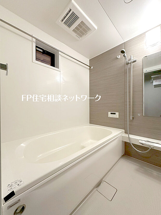 【ゆったり寛げる一坪サイズのユニットバス】ユニットバスはゆったりとくつろげる1坪タイプ。足までしっかりと伸ばせる浴槽は、心身ともに疲れを癒してくれます。お子様と一緒の入浴でも充分な広さです。