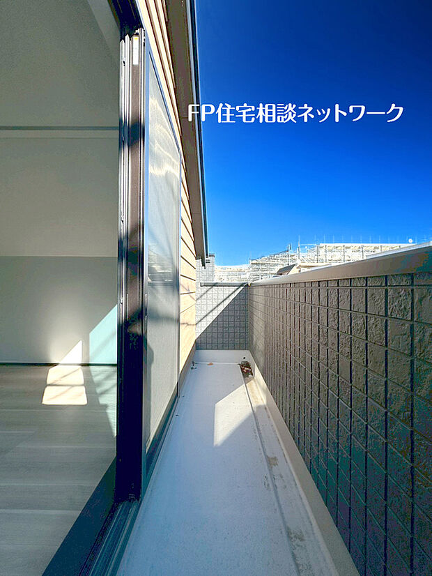 【南東に面した開放感溢れるバルコニー】南東に大きく面したバルコニーは太陽の光をいっぱい受け止めてくれます。爽やかな風を受けたお洗濯物はあっという間に乾きそう。主寝室から出入りできるので家事も捗りそう。