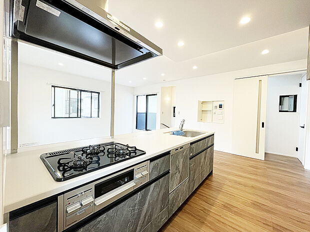 【会話が弾むカウンターキッチン】リビングを見渡せる対面式キッチンは、ご家族との会話もできて毎日のお料理が楽しくなります。リビングで遊ぶお子様にも目が届くので安心して家事が出来ますね。