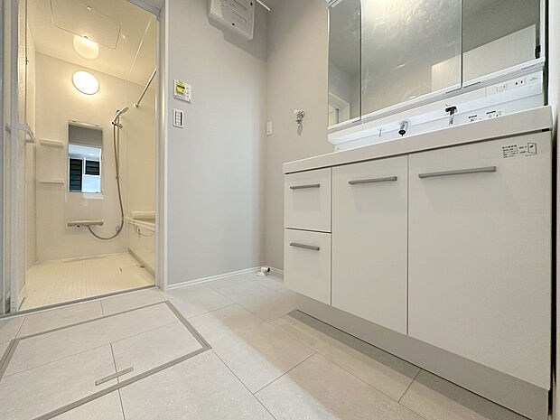 【三面鏡仕様の洗面化粧台を備えた洗面室】ゆとりの洗面スペースで朝の身支度も快適スムーズに。三面鏡で髪のセットやお化粧もストレスなくこなせ、朝から気分良く通勤通学に向かえそうですね!鏡の裏にはたっぷりと収納スペースを標準装備!