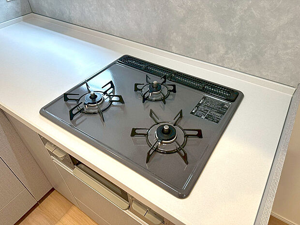 【3口ガスコンロ】慣れている方も多く、火力が目に見えるため、使いやすいという方も多い、3口のガスコンロ仕様です。新生活に伴い、鍋を買い換える必要がない世帯も多く、使い慣れた道具をそのまま使えます。