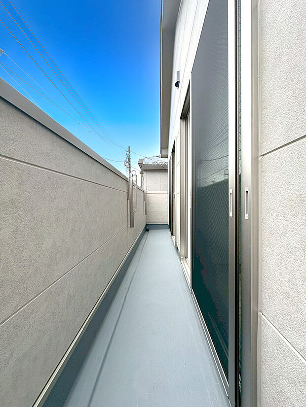 【ペアガラス】遮音性に効果のある複層ガラスを採用!騒音は空気を伝わる音で、ほとんどが窓から漏れているのです。1枚3mm程度のガラスが2枚になり、さらに空気層を挟めば効果あり!