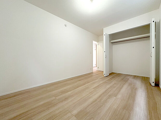 【全室収納付きですっきり快適】全居室には大型の収納クローゼットを完備。普段使いのお洋服や小物はもちろん、季節物のお洋服などもしっかりと整理整頓出来る。居室空間を隅々まで使えるのが嬉しい。