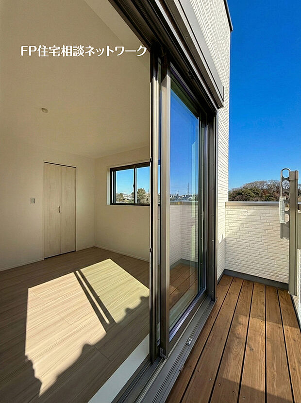 【日当たりの良いバルコニー】南に大きく面したバルコニーは太陽の温かな温もりをめいいっぱい受け止めてくれます。太陽の光と爽やかな風を受けたお洗濯物はあっという間に乾き、取りこむ時には太陽の匂いを感じられそう。