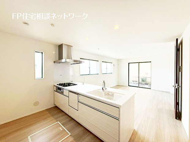 【会話が弾むカウンターキッチン】リビングで遊ぶお子様を見守りながらお料理が出来る対面式カウンターキッチンは、料理をしながらご家族との会話を楽しめます。大切なご家族をいつも身近に感じられ、毎日のお料理も楽しくなりますね。