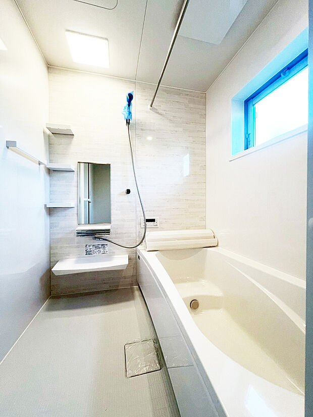 【1坪サイズのユニットバス】ユニットバスはゆったりとくつろげる1坪タイプ。足までしっかりと伸ばせる浴槽は、心身ともにしっかりと疲れを癒してくれます。これだけ広ければ家族みんなで一緒にバスタイムを楽しめます。