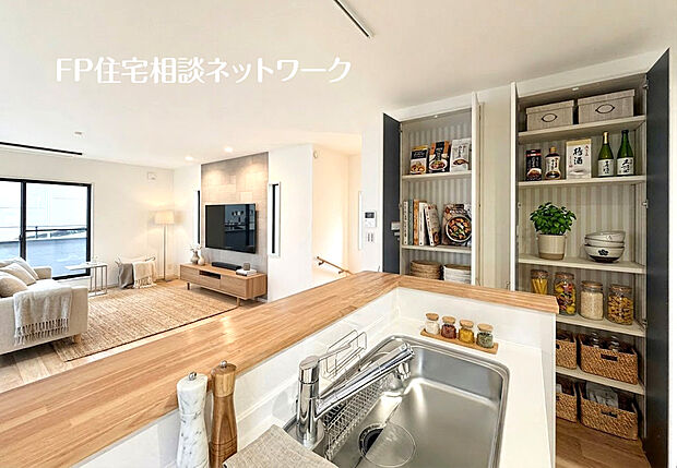 【会話が弾むカウンターキッチン】本画像はAIがCGで家具作成しており、実際の現地に家具は設置されておりません。また、販売価格に家具等は含まれておりません。