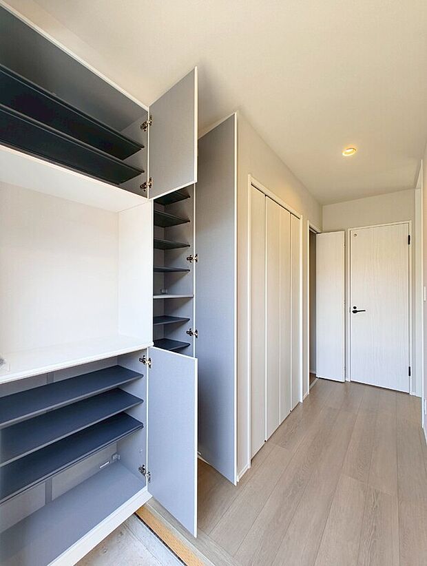 【すっきり片付く玄関】玄関には下駄箱を備えているほか、その奥の廊下部分にも2箇所の収納を配置。靴や日用品、アウトドア用品などをすっきりしまえるため、いつでも整った玄関空間を保てます。