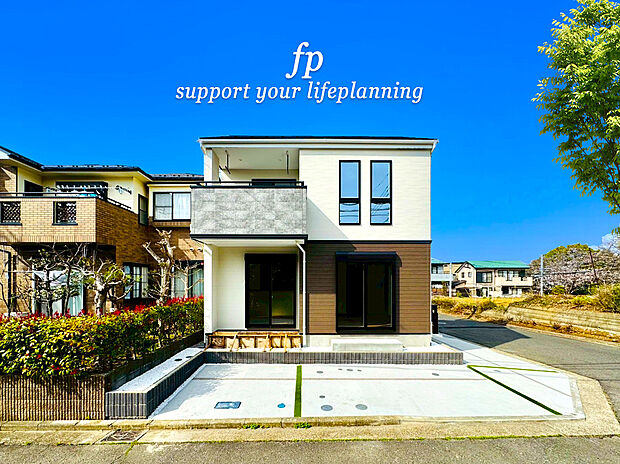 【~類似外観同仕様~】施工例のため分譲中の建物とは外壁、屋根開口部等の形状・仕様が異なります。